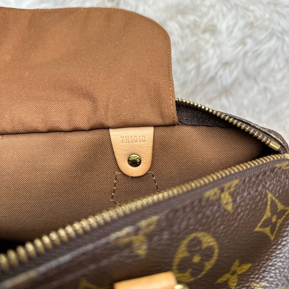 SOLD‼️! ♥️ Louis Vuitton Bandouliere Monogram Speedy 30
Was:$842 - Picture 13 of 17